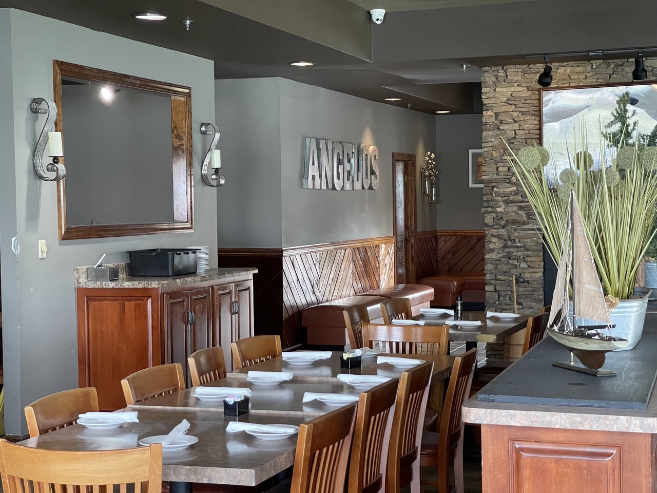 dining room of angelos at the point